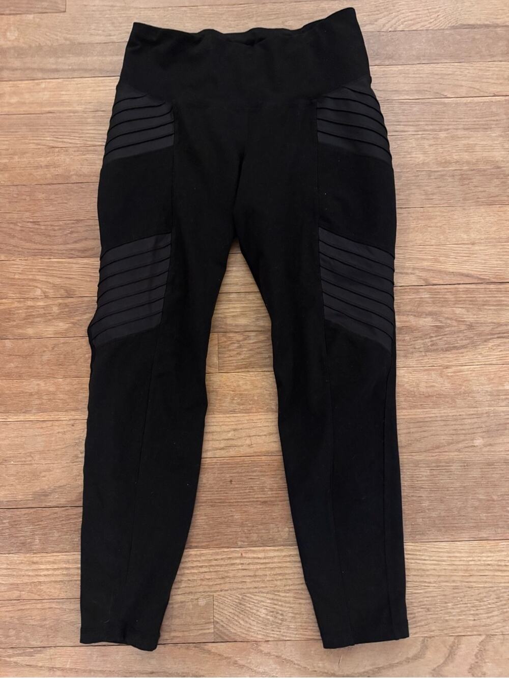 Old Navy Women's Black Moto Go-Dry Leggings - Size L
b7